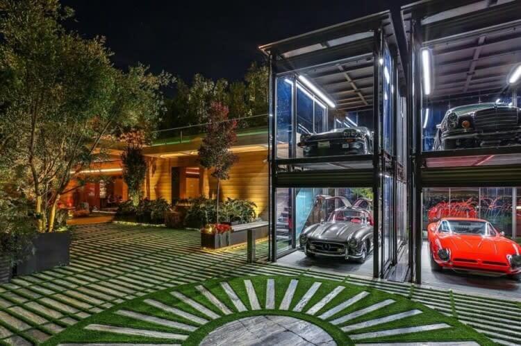 1. Swish Supermansion - California, USA